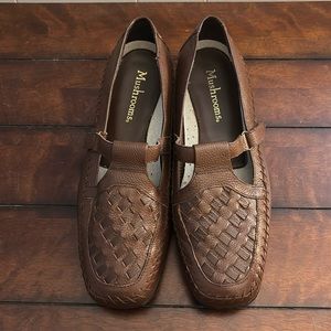 Mushrooms women’s size 11 slip on leather shoes.